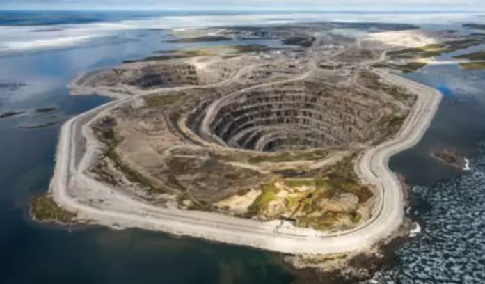 Une mine à ciel ouvert au milieu d'un lac.