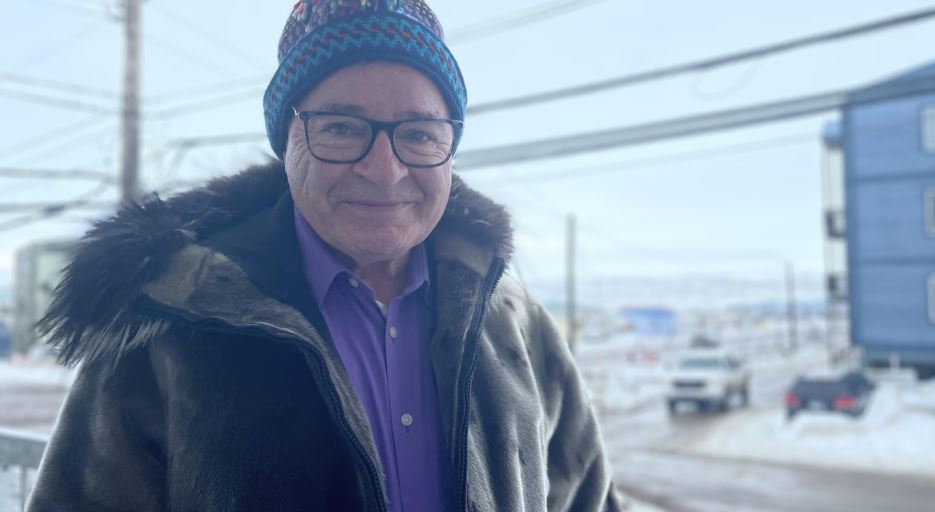 Le sénateur du Nunavut, Dennis Patterson dans une rue d'Iqaluit, le 24 avril 2023.