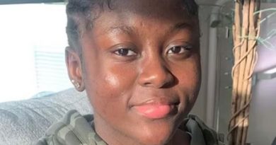 Une adolescente regarde la caméra