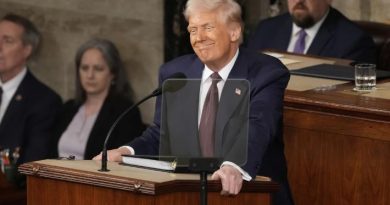 Donald Trump sourit avec satisfaction au micro devant les membres du Congrès.