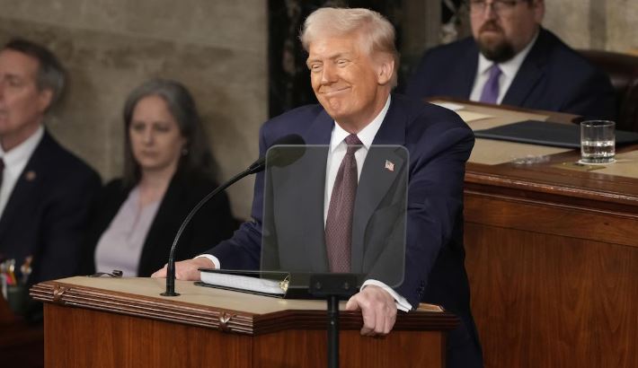 Donald Trump sourit avec satisfaction au micro devant les membres du Congrès.