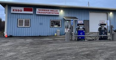 Devanture d'une station d'essence à la pénombre, en octobre 2024.