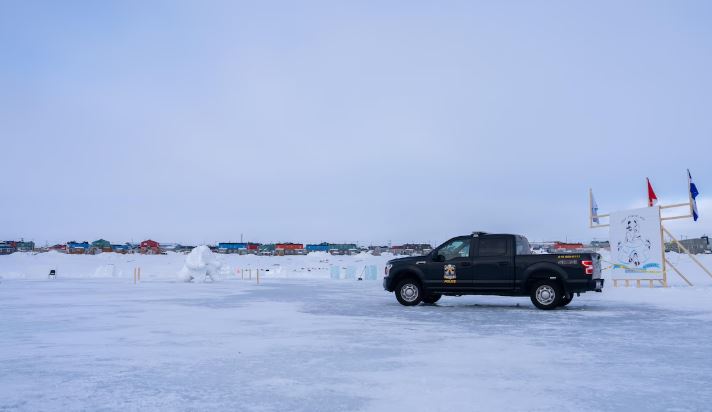 Une voiture de police sur la glace.