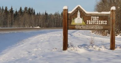 Un pancarte à l'entrée de Fort Providence.