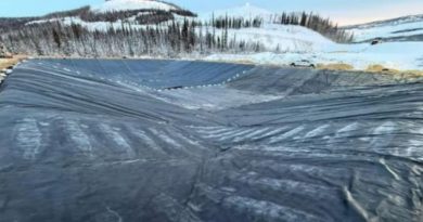 Un grand trou couvert d'une bâche en hiver.