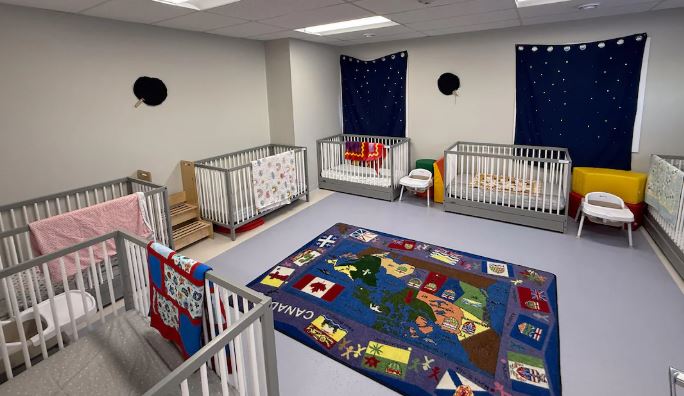 Des lits dans une chambre d'enfants d'une garderie d'Apex, près d'Iqaluit, le 28 février 2025.