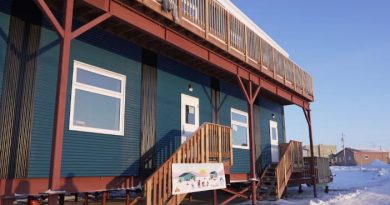 La façade extérieure d'un bâtiment à Apex, près d'Iqaluit, le 28 février 2025.