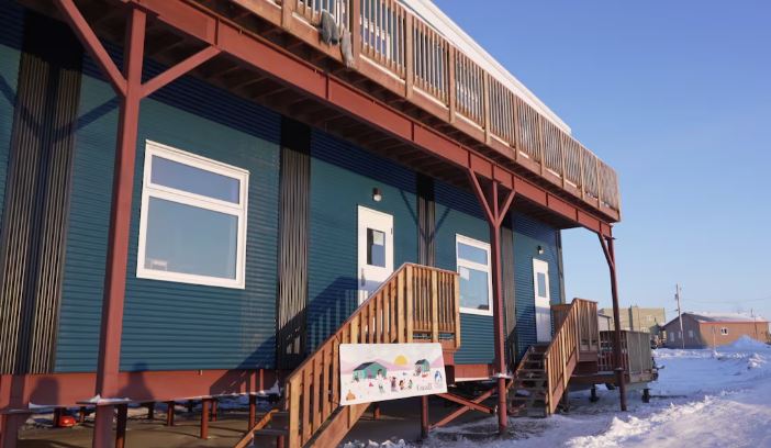 La façade extérieure d'un bâtiment à Apex, près d'Iqaluit, le 28 février 2025.