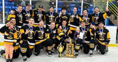 L'équipe des Selkirk Bears avec leur trophée, le 23 mars 2025.