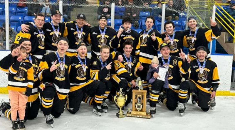 L'équipe des Selkirk Bears avec leur trophée, le 23 mars 2025.