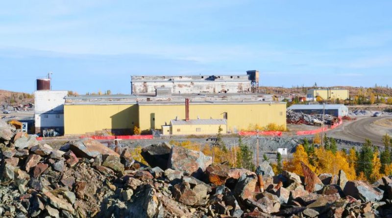 Bâtiment industriel avec des roches en avant-plan.