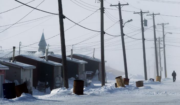 Un Inuit marche dans les rues d'Iqaluit, au Nunavut, pendant l'hiver.