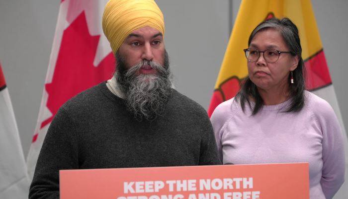 Jagmeet Singh et Lori Idlout sont devant un lutrin lors d'une conférence de presse à Iqaluit, au Nunavut, le 16 mars 2025.