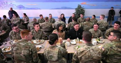 M. Vance et sa femme prennent leur repas tout en discutant attablés avec des militaires américains.