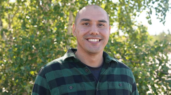 Kelvin Kotchilea, devant un arbre, le 6 août 2024, à Yellowknife.