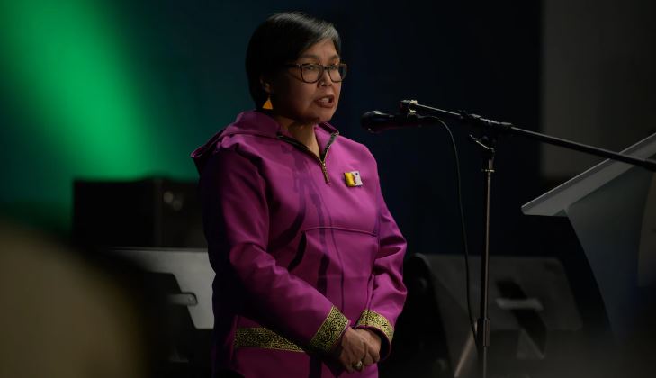 La députée fédérale du Nunavut, Lori Idlout, parle devant un micro, le 1er avril 2024, à Iqaluit.