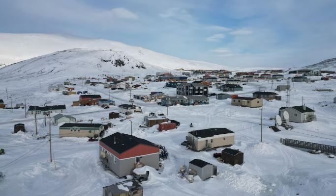 Le village de Kangiqsujuaq sous la neige, mars 2023.