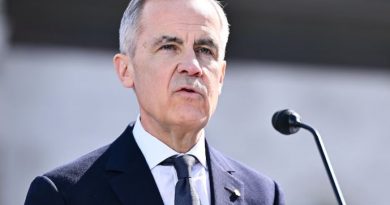 Gros plan sur le visage de Mark Carney en train de faire un discours.