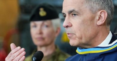 Le premier ministre du Canada, Mark Carney, lors d'un point de presse à Iqaluit, aux côté de la cheffe d'état-major Jennie Carignan.