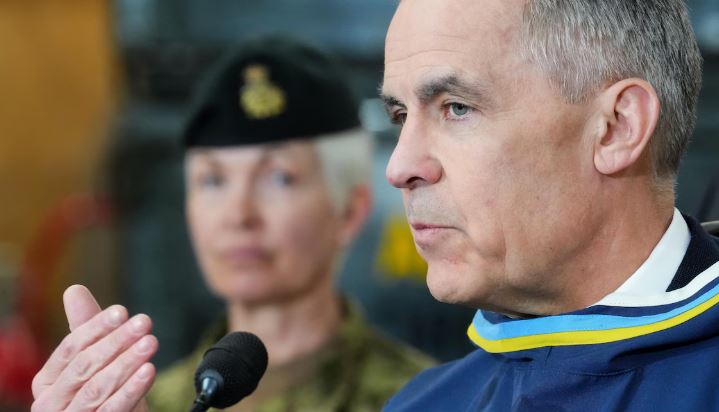 Le premier ministre du Canada, Mark Carney, lors d'un point de presse à Iqaluit, aux côté de la cheffe d'état-major Jennie Carignan.