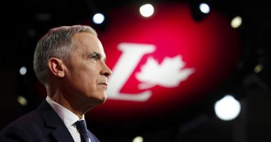 Mark Carney de profil sur un fond avec le logo du parti libéral du Canada.