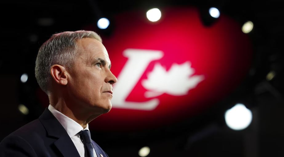 Mark Carney de profil sur un fond avec le logo du parti libéral du Canada.