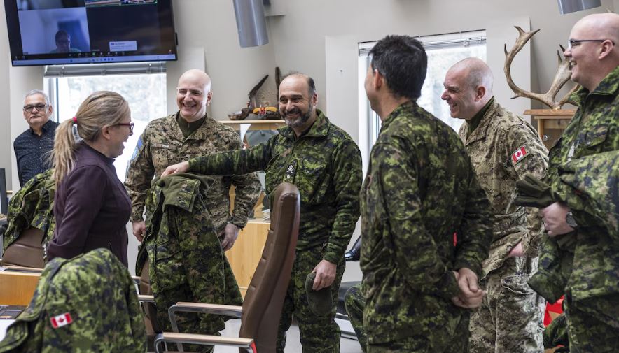 Les militaires rencontrent la cheffe de la Premiere Nation crie de Chisasibi.