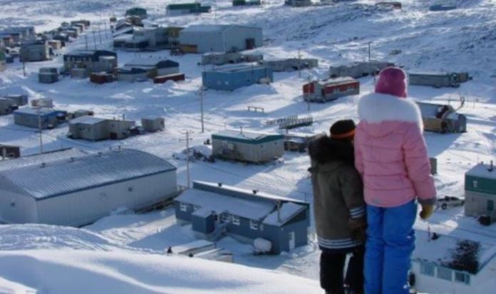 Deux jeunes jetant un regard sur leur village Quaqtaq