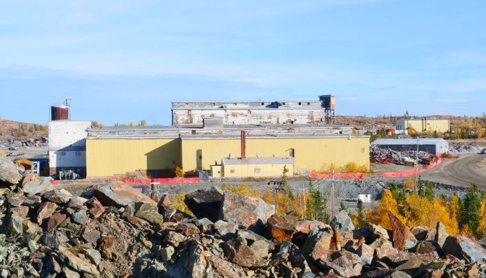 Bâtiment industriel avec des roches en avant-plan.