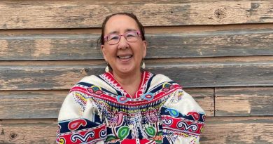La sénatrice Nancy Uqquujuq Karetak-Lindell en costume traditionnel.