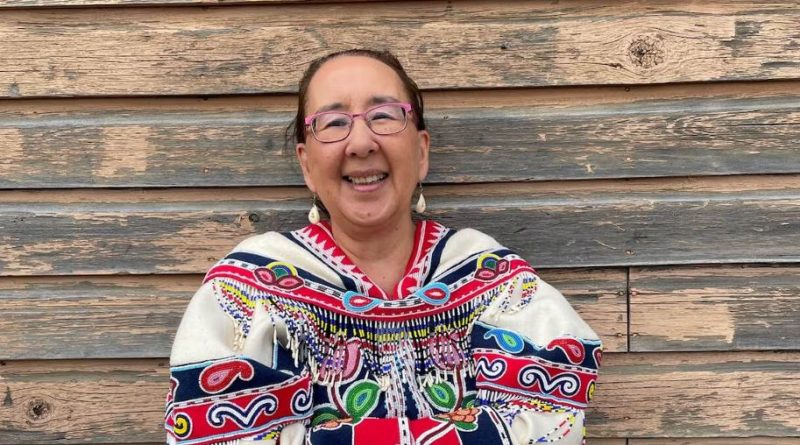 La sénatrice Nancy Uqquujuq Karetak-Lindell en costume traditionnel.