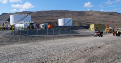 Les réservoirs de la station de Nanisivik.