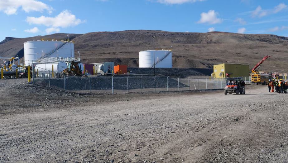 Les réservoirs de la station de Nanisivik.
