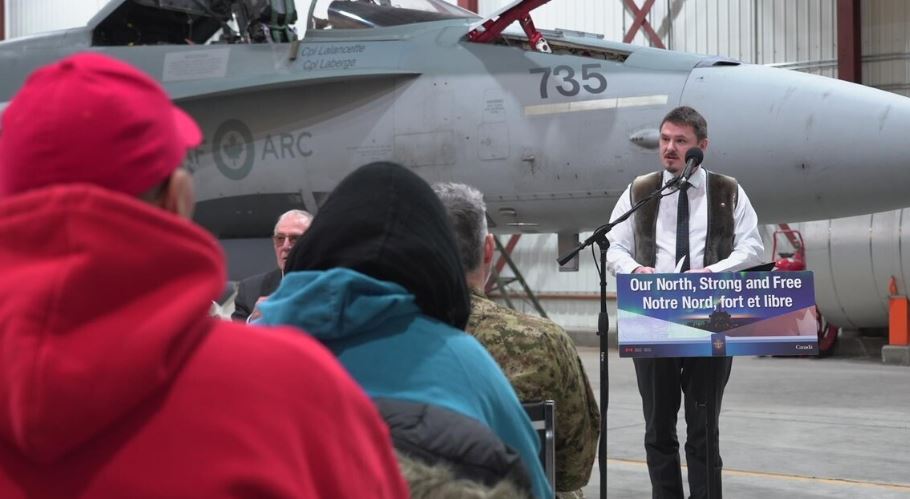 P.J. Akeeagok au micro devant un avion militaire, le 6 mars 2025.
