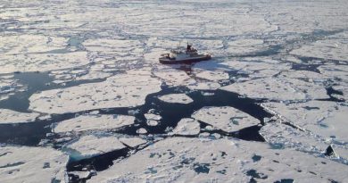Un brise-glace au milieu de fragments de banquise.