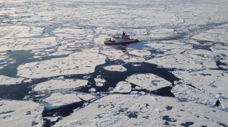 Un brise-glace au milieu de fragments de banquise.