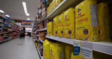 Des sacs de farine sont disposés sur des étagères à l'épicerie avec la mention "Nutrition Nord". (Photo d'archvies)