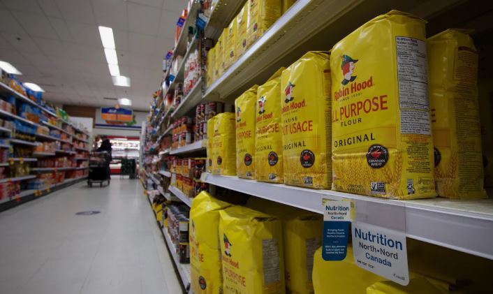 Des sacs de farine sont disposés sur des étagères à l'épicerie avec la mention "Nutrition Nord". (Photo d'archvies)