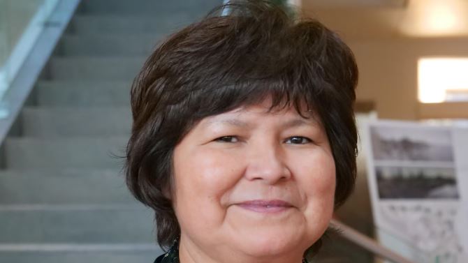 Personne souriante aux cheveux courts, portant un foulard avec des fleurs, le 24 novembre 2023, à Yellowknife.