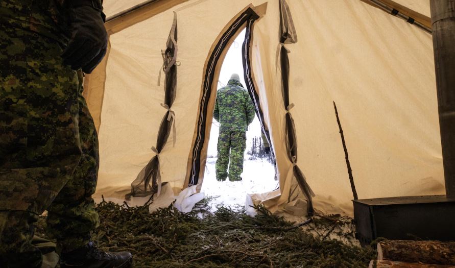 Une tente militaire.