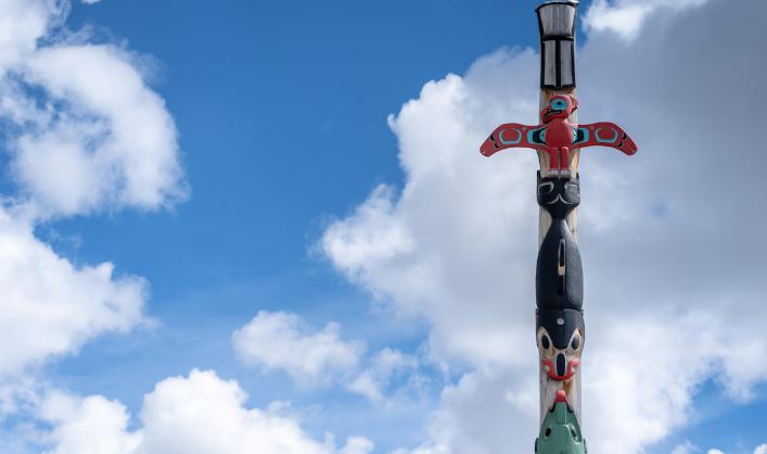 Un totem avec le ciel en fond.