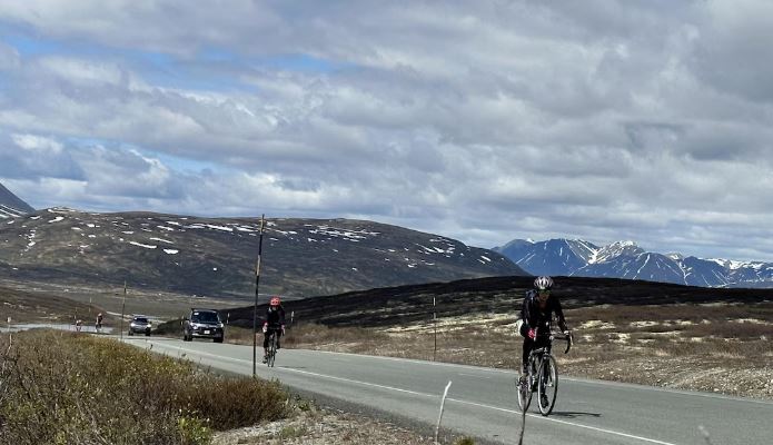Des cyclistes sur une route, en juin 2023. 