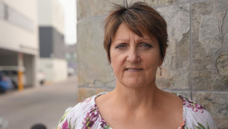 Yvonne Careen devant un mur de pierres, le 13 août 2024, à Yellowknife.