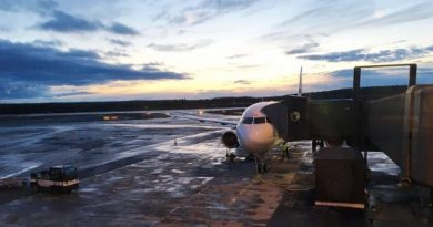 Un avion sur une piste d'atterissage enneigée.