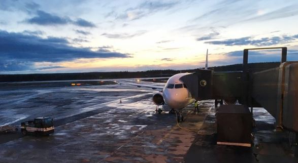Un avion sur une piste d'atterissage enneigée.