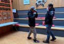 Kayden Neyelle (à gauche) pratique son entraînement avec son coach Tyrone Yukon (à droite) au bureau de CBC North à Yellowknife, le 18 avril 2025.