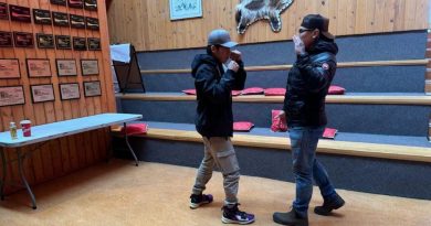 Kayden Neyelle (à gauche) pratique son entraînement avec son coach Tyrone Yukon (à droite) au bureau de CBC North à Yellowknife, le 18 avril 2025.