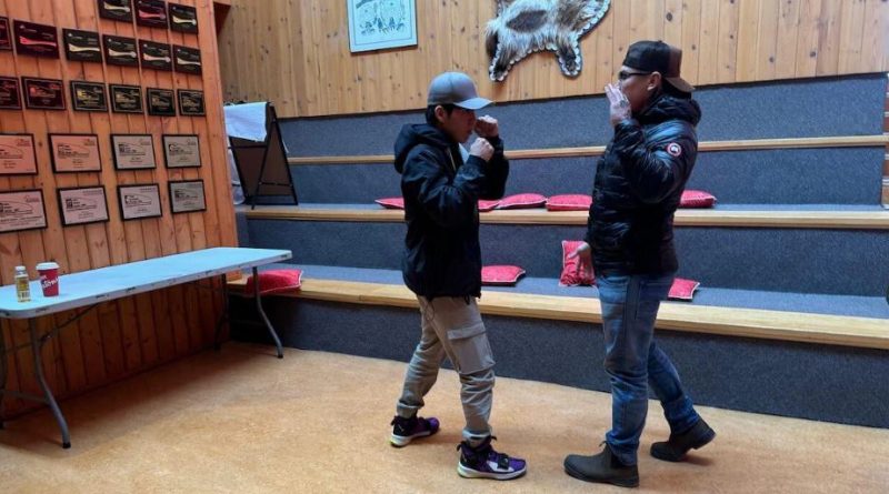 Kayden Neyelle (à gauche) pratique son entraînement avec son coach Tyrone Yukon (à droite) au bureau de CBC North à Yellowknife, le 18 avril 2025.