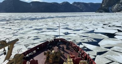 Un brise-glace se fraie un chemin sur le fjord en hiver.