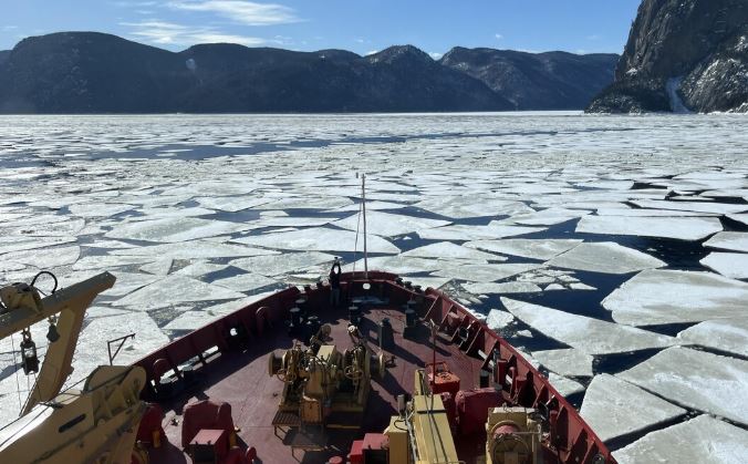 Un brise-glace se fraie un chemin sur le fjord en hiver.